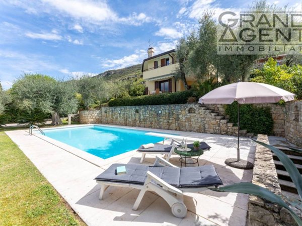 casa indipendente in vendita a Torri del Benaco in zona Pai