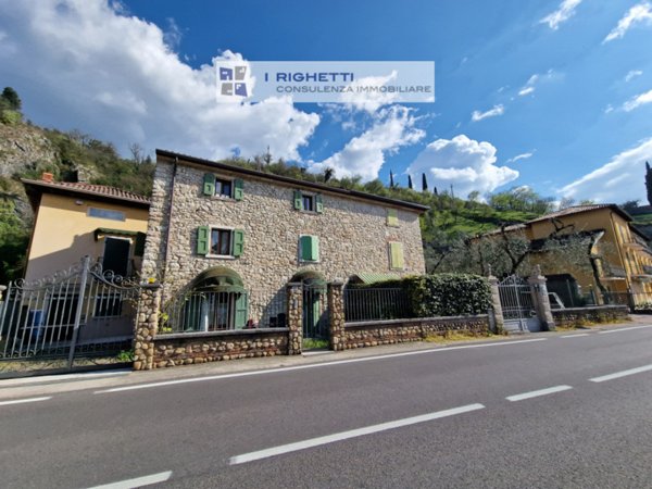 casa indipendente in vendita a Torri del Benaco