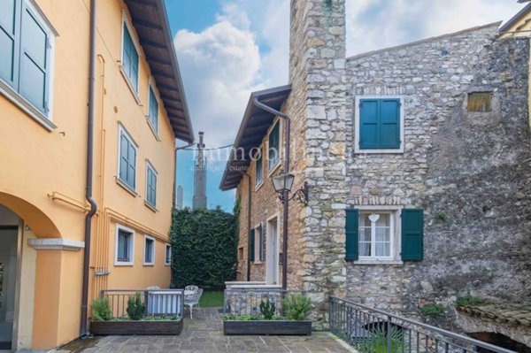 casa indipendente in vendita a Torri del Benaco