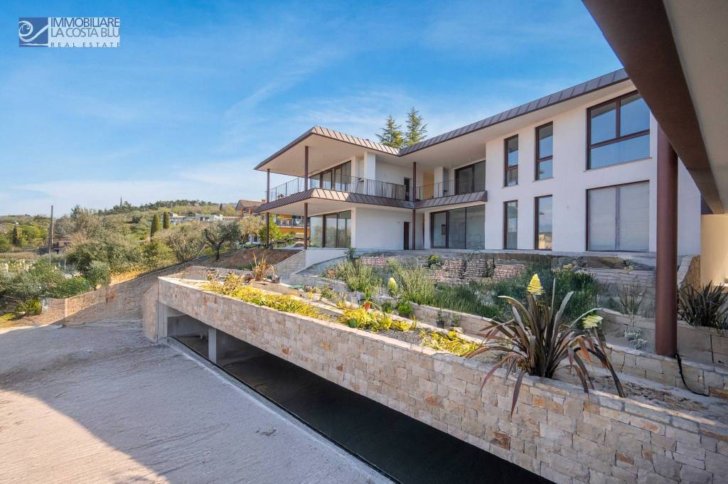 appartamento in vendita a Torri del Benaco in zona Pai