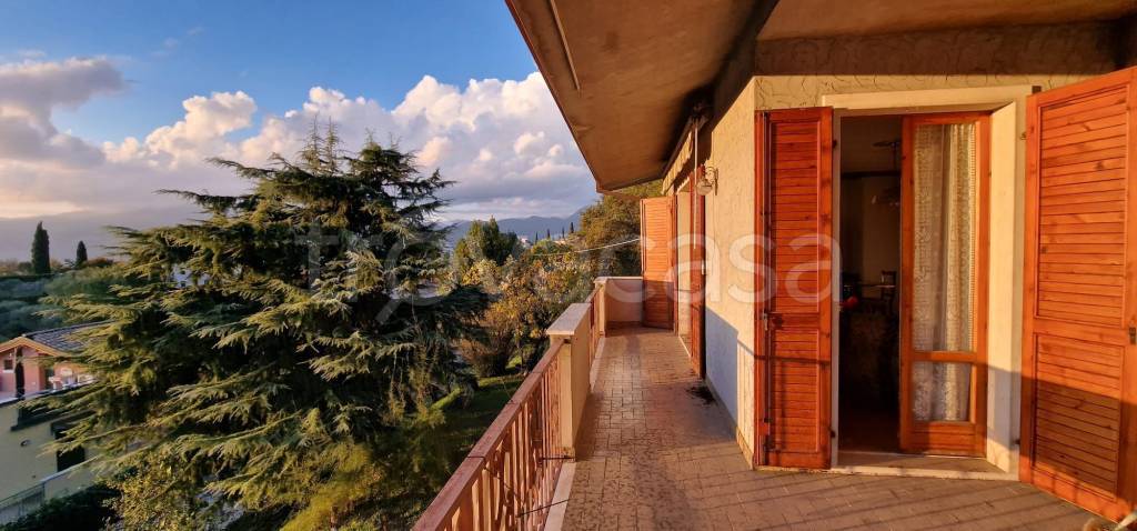 casa indipendente in vendita a Torri del Benaco in zona Albisano