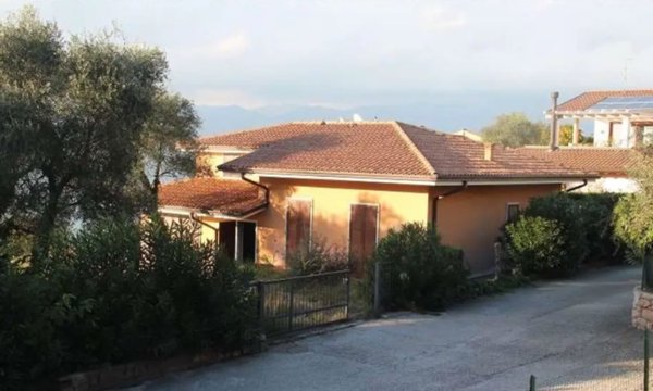 casa indipendente in vendita a Torri del Benaco