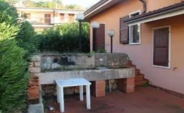 casa indipendente in vendita a Torri del Benaco in zona Albisano