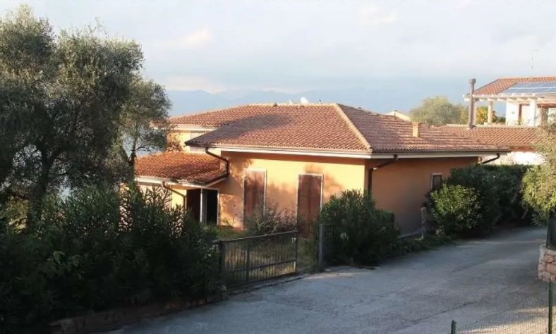 casa indipendente in vendita a Torri del Benaco in zona Albisano