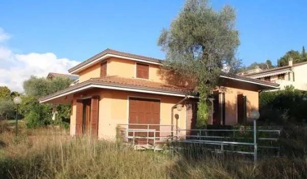 casa indipendente in vendita a Torri del Benaco