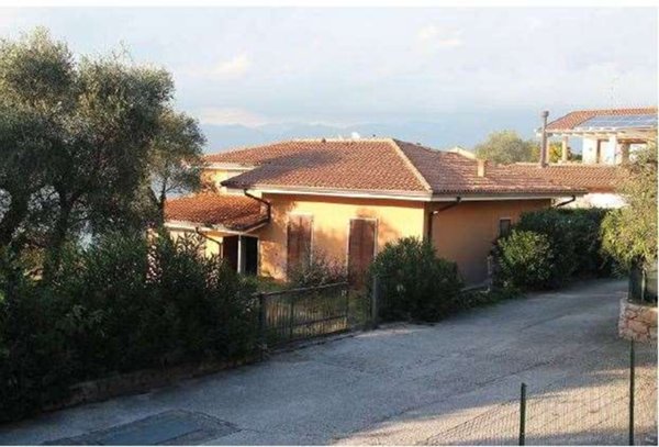 casa indipendente in vendita a Torri del Benaco in zona Albisano