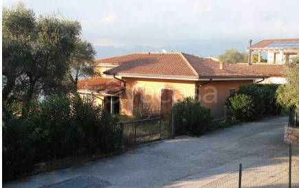 casa indipendente in vendita a Torri del Benaco in zona Albisano