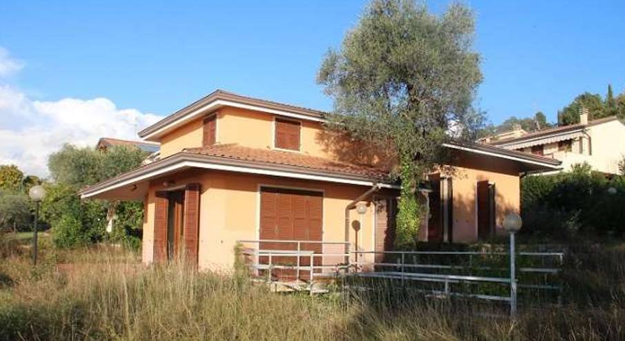 casa indipendente in vendita a Torri del Benaco in zona Albisano