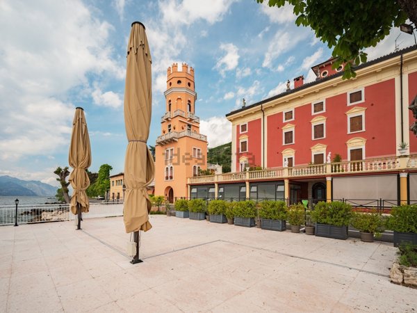 negozio in vendita a Torri del Benaco in zona Pai