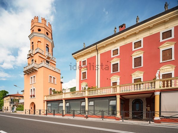 negozio in vendita a Torri del Benaco in zona Pai