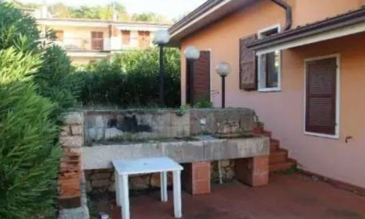 casa indipendente in vendita a Torri del Benaco
