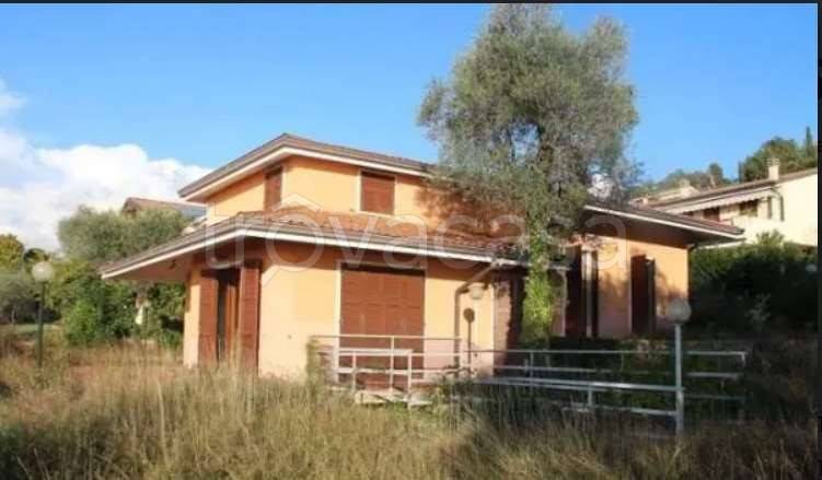 casa indipendente in vendita a Torri del Benaco