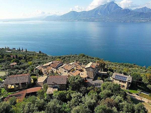 casa indipendente in vendita a Torri del Benaco