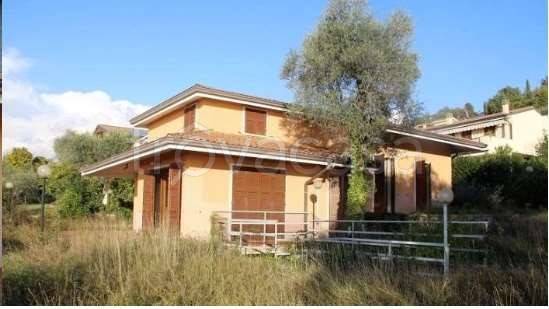 casa indipendente in vendita a Torri del Benaco