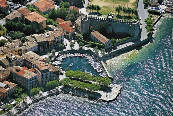 casa indipendente in vendita a Torri del Benaco