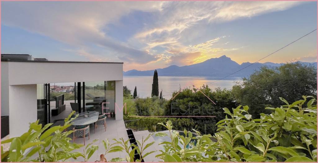 casa indipendente in vendita a Torri del Benaco