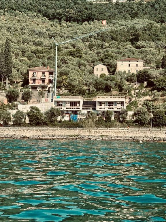 casa indipendente in vendita a Torri del Benaco