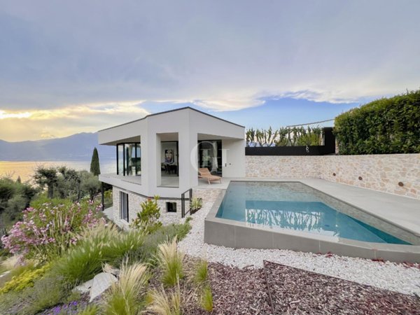 casa indipendente in vendita a Torri del Benaco