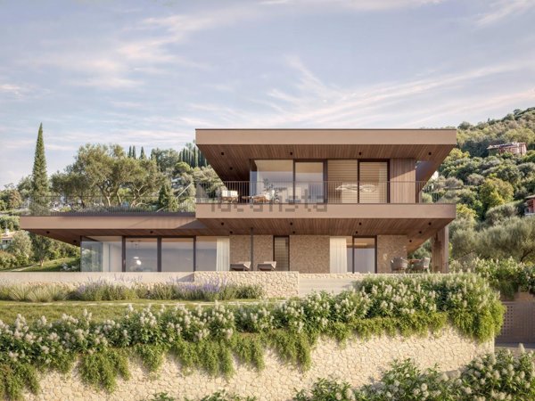 casa indipendente in vendita a Torri del Benaco