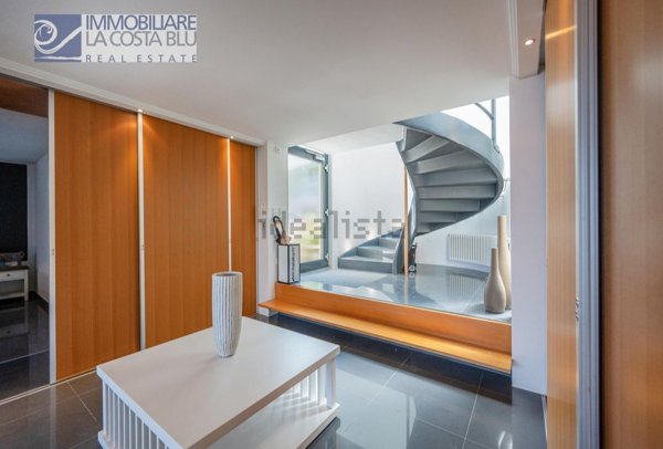 casa indipendente in vendita a Torri del Benaco