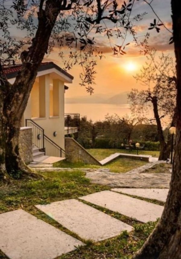 casa indipendente in vendita a Torri del Benaco