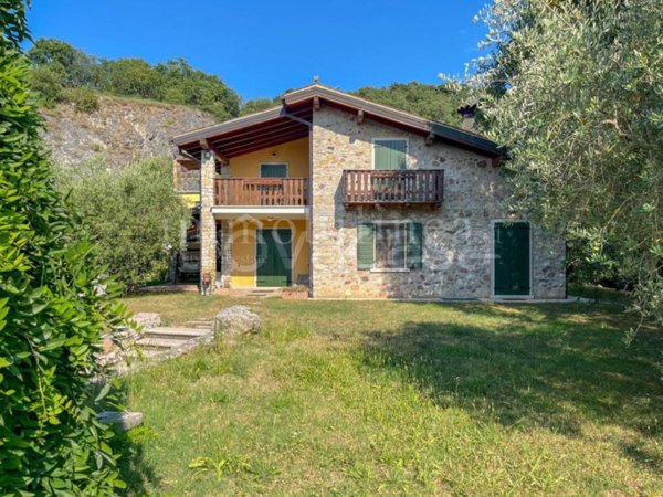 casa indipendente in vendita a Torri del Benaco in zona Albisano