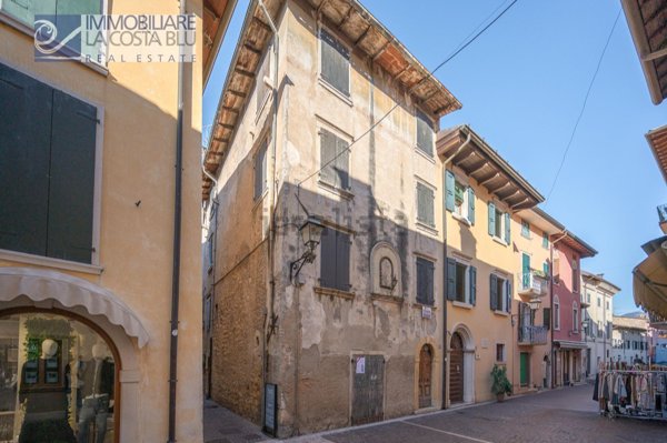 casa indipendente in vendita a Torri del Benaco