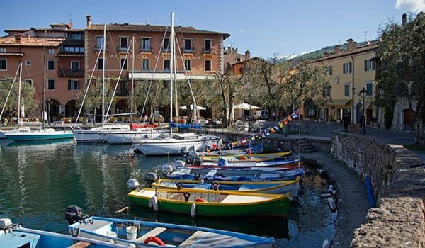 casa indipendente in vendita a Torri del Benaco