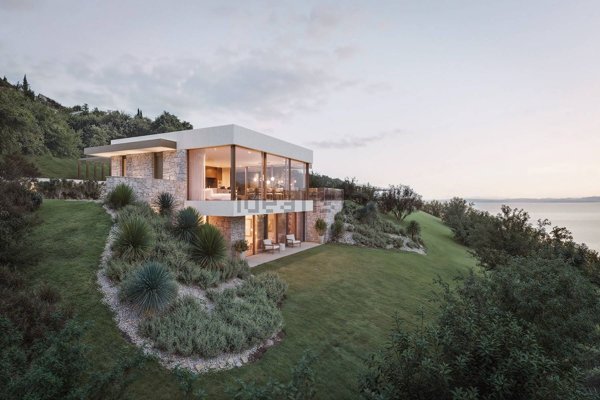 casa indipendente in vendita a Torri del Benaco