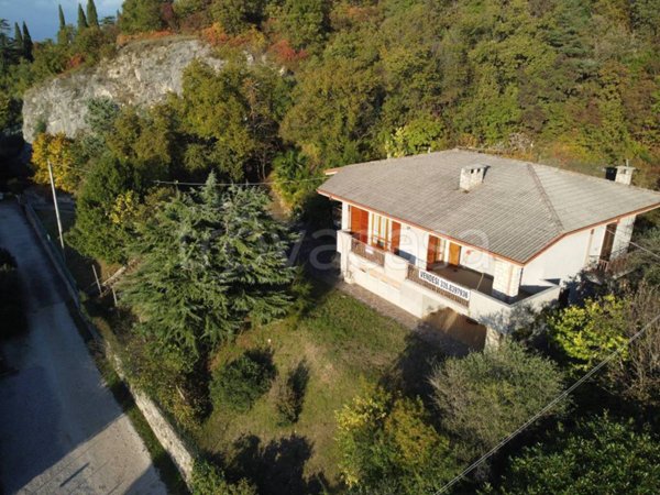 casa indipendente in vendita a Torri del Benaco in zona Albisano