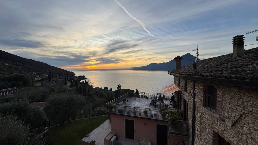 casa indipendente in vendita a Torri del Benaco in zona Pai