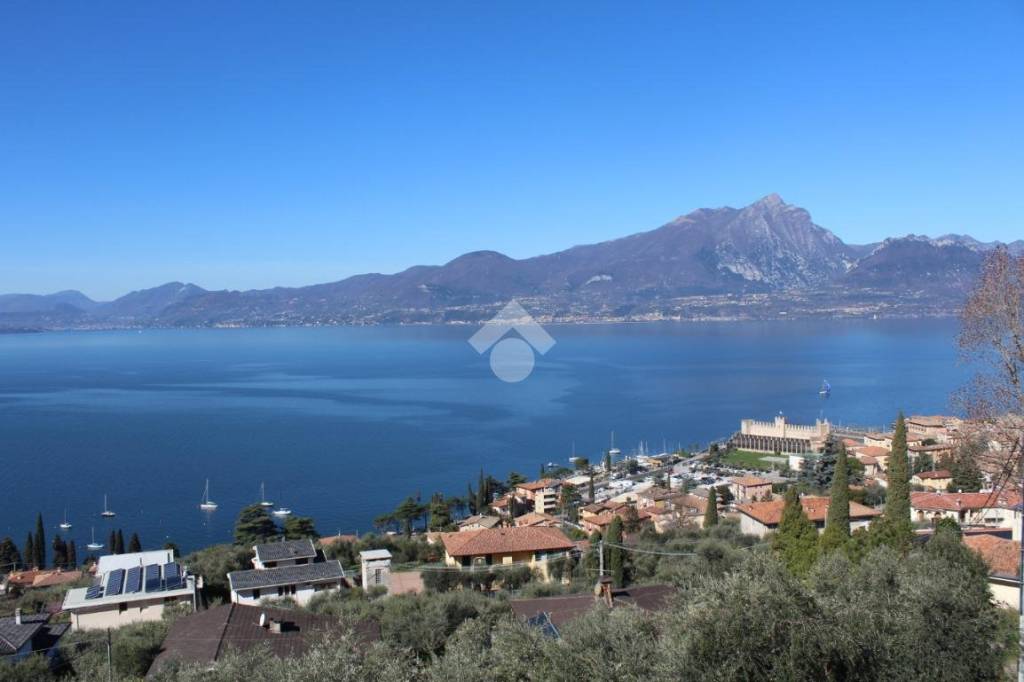 casa indipendente in vendita a Torri del Benaco