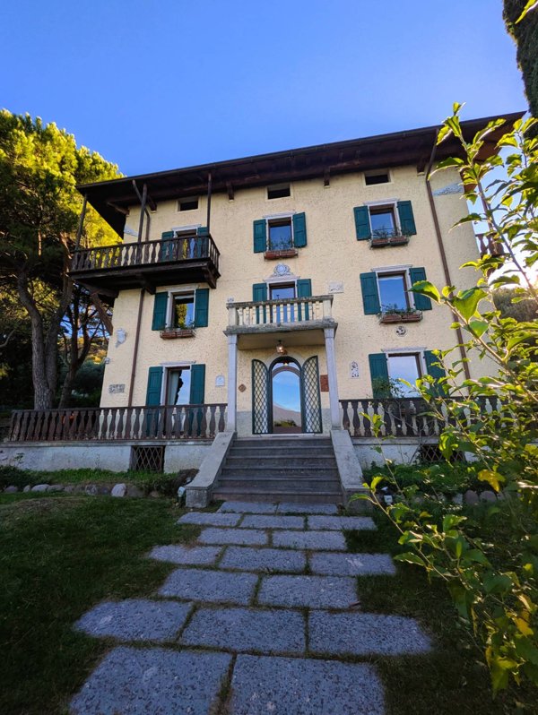 casa indipendente in vendita a Torri del Benaco