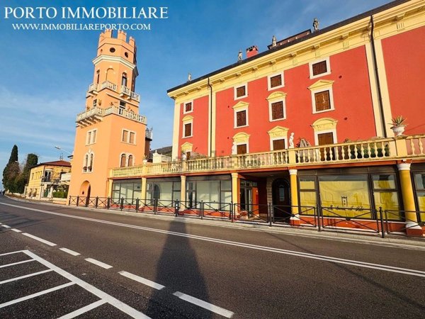 locale commerciale in vendita a Torri del Benaco in zona Pai