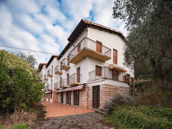 negozio in vendita a Torri del Benaco in zona Pai