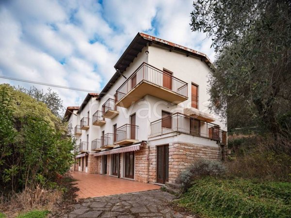 negozio in vendita a Torri del Benaco in zona Pai