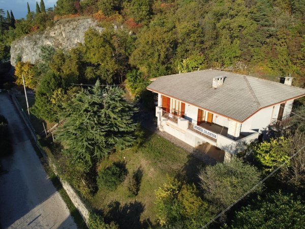 casa indipendente in vendita a Torri del Benaco in zona Albisano