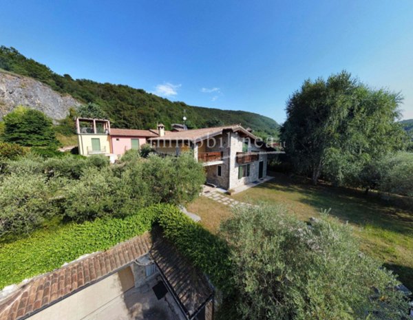 casa indipendente in vendita a Torri del Benaco in zona Albisano
