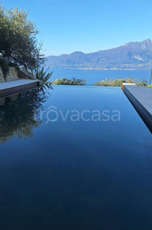 casa indipendente in vendita a Torri del Benaco