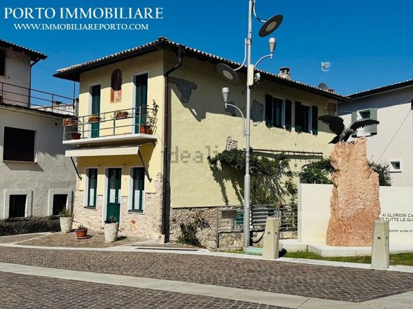casa indipendente in vendita a Torri del Benaco in zona Pai