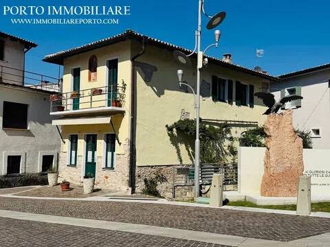 casa indipendente in vendita a Torri del Benaco in zona Pai