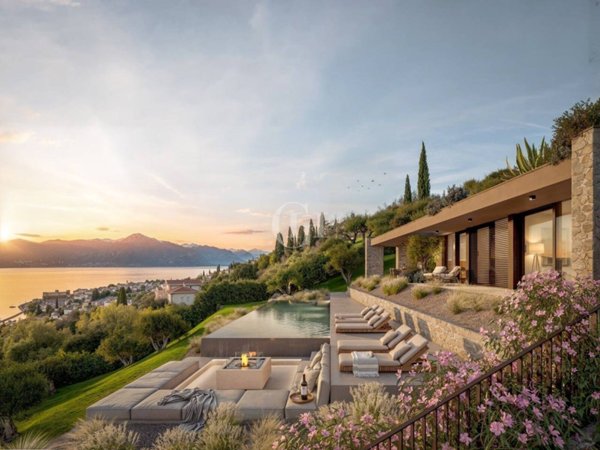 casa indipendente in vendita a Torri del Benaco