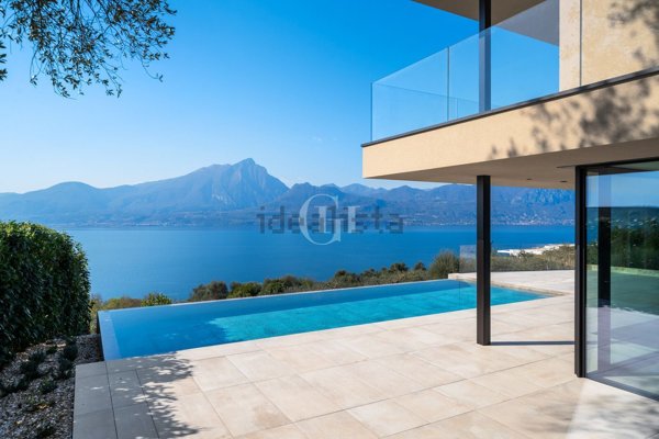 casa indipendente in vendita a Torri del Benaco