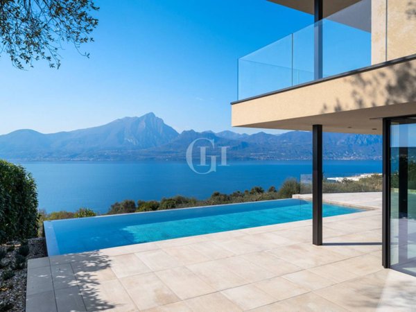 casa indipendente in vendita a Torri del Benaco