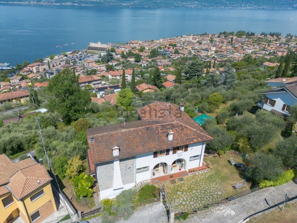 casa indipendente in vendita a Torri del Benaco