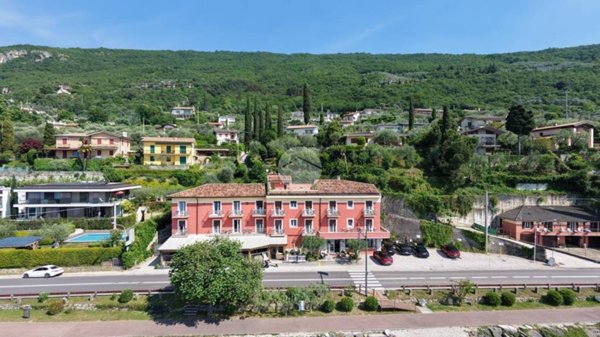 negozio in vendita a Torri del Benaco in zona Pai