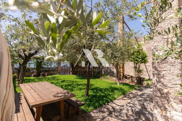 casa indipendente in vendita a Torri del Benaco