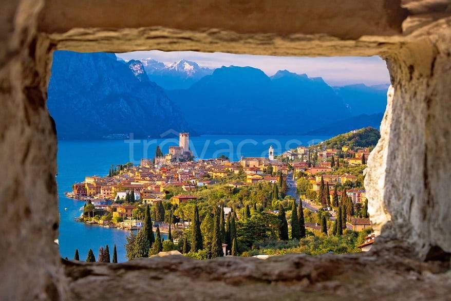 negozio in vendita a Torri del Benaco in zona Pai