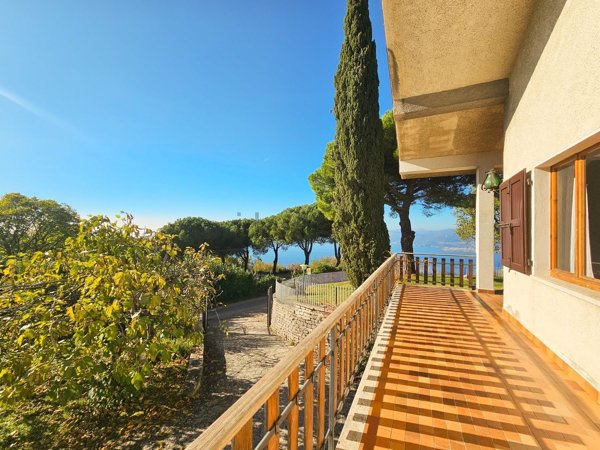 casa indipendente in vendita a Torri del Benaco