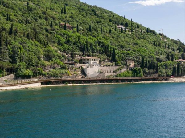 casa indipendente in vendita a Torri del Benaco